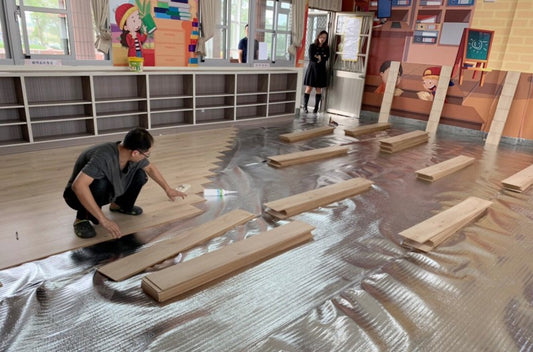 由明峻有限公司為大山國小的小朋友們的圖書室換上新的超耐磨木地板