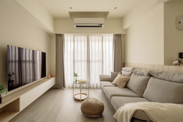 客廳搭配淺白色電視牆與淺米色沙發 | GU1114 法爾淺橡 SPC地板 |