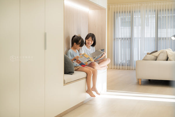 客廳，搭配白色櫃體 | GU1124莫斯白橡 SPC地板 | 明峻地板