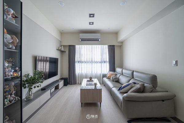 客廳，奶茶風格 | GU1124 莫斯白橡 SPC地板 | 明峻地板