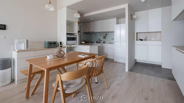 廚房木頭色餐桌，玄關落塵區採用SPC地板 | EHL141 洛亞淺橡 木地板  GU3107 磨石淺灰 SPC地板 | 明峻地板