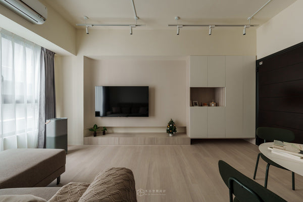 客廳，米白色簡約質感 | GU1124 莫斯白橡 SPC地板 | 明峻地板