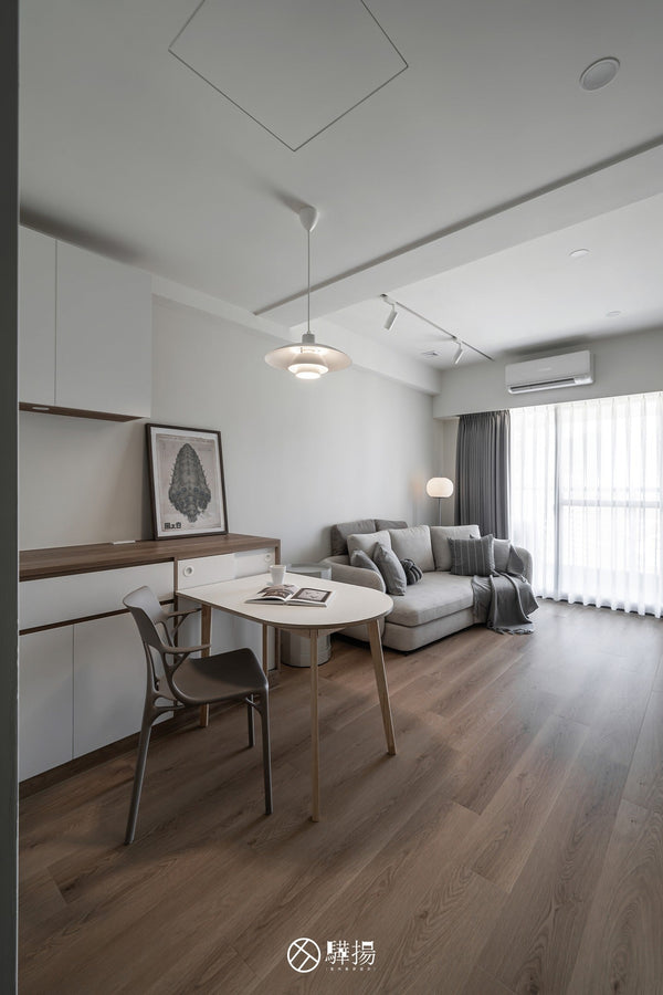 公領域全景照搭配白色櫃體 | GP7105 坎德斯橡木 木地板 | 明峻地板