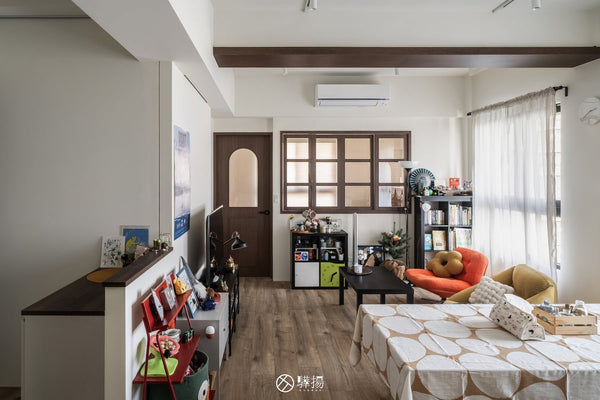 客餐廳全景，木框玻璃拉門與深淺家具襯托棕色木地坪 | EL2077 洛哈棕橡 超耐磨木地板 | 明峻地板