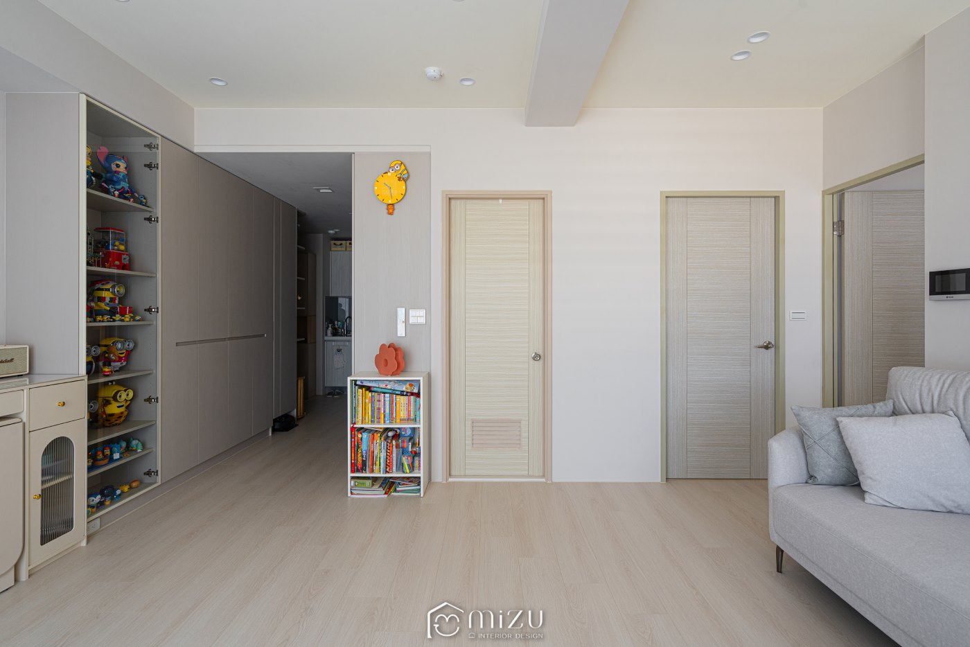 客廳大景圖，入門橫向延伸感 | GL6101 瑪格朗淺橡 木地板 | 明峻地板