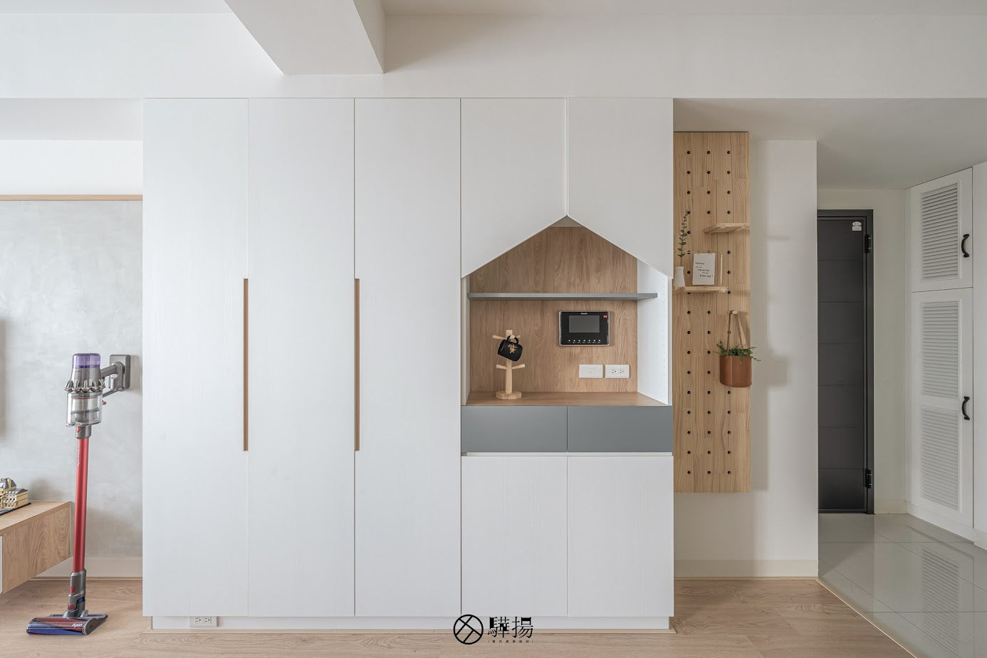 客廳白色櫃體 | EHL107 馬泰拉白橡 木地板 | 明峻地板