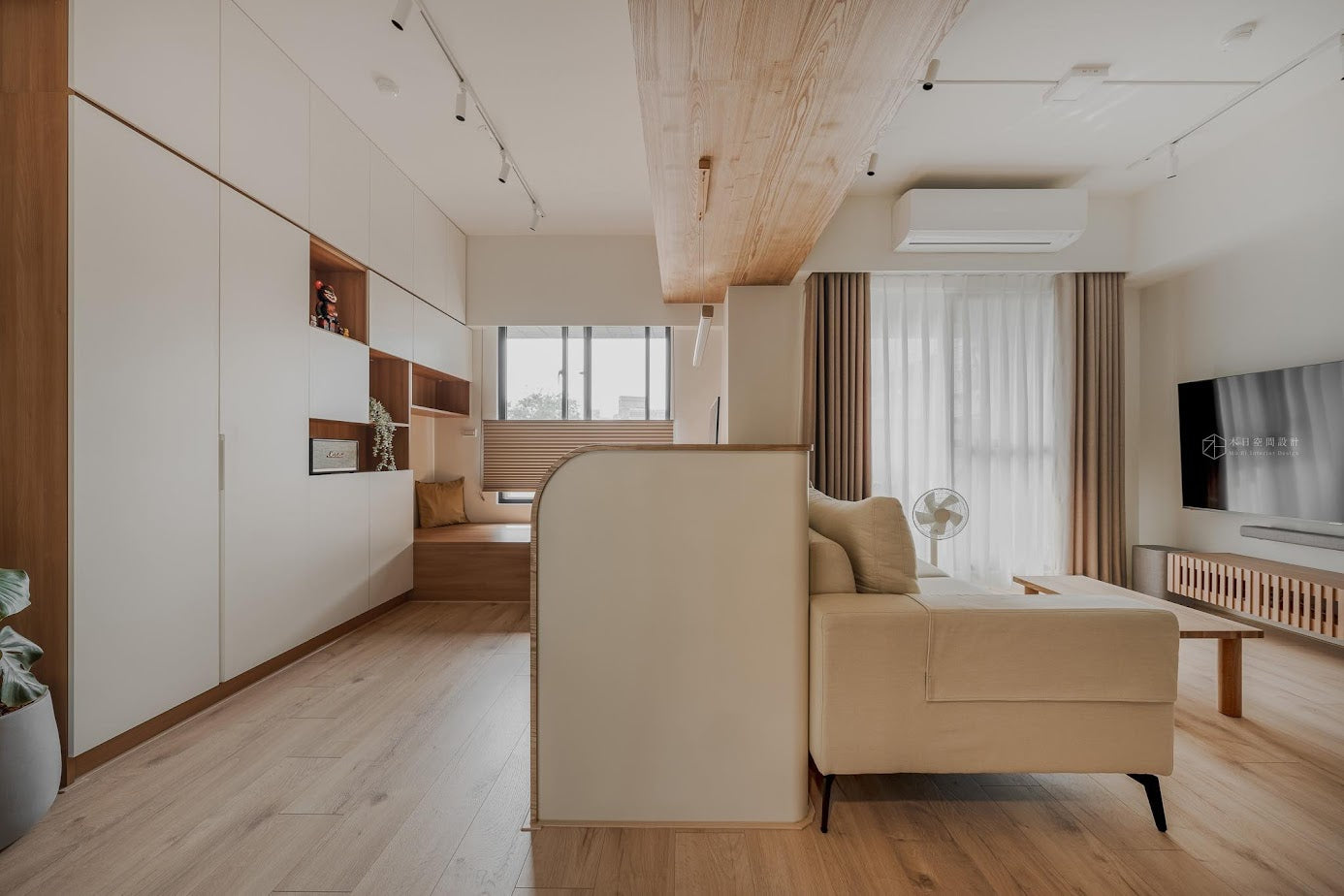 客廳與工作區，白色櫃體搭配原木色地板 | EL2076 洛哈原橡 木地板 | 明峻地板