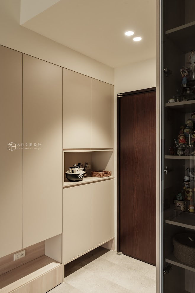 玄關落塵區奶茶色櫃體搭配淺灰磨石風格SPC地板 | GU3107 磨石淺灰 SPC地板 | 明峻地板