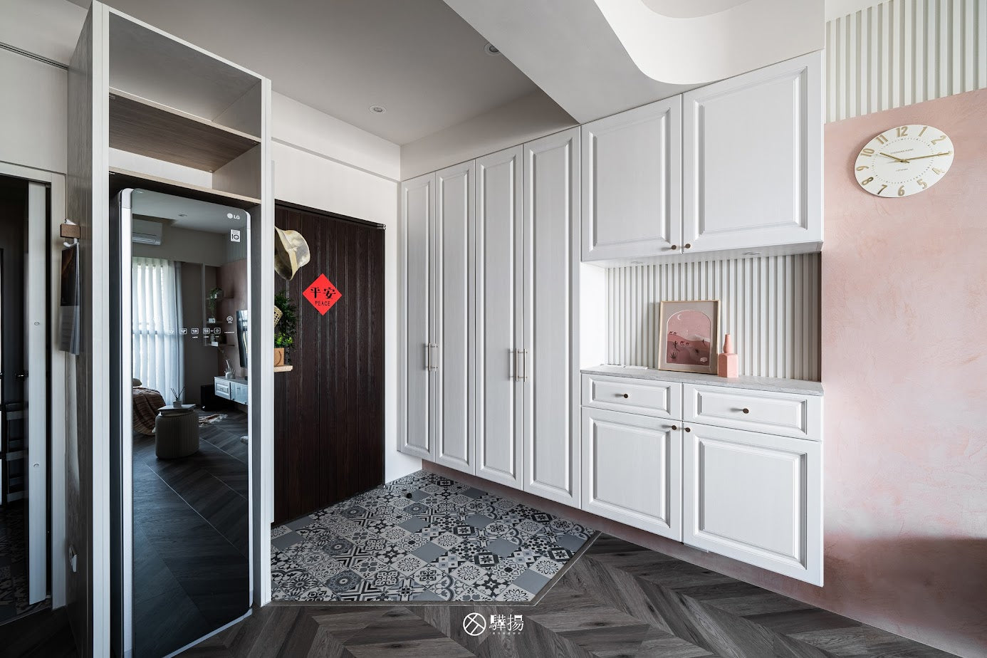 白色櫃體+粉色電視牆面，玄關落塵區花磚SPC+客廳魚骨拼地板 | GU4101 科特卡淺橡 SPC地板 GU3201 卡斯特利 SPC地板 | 明峻地板