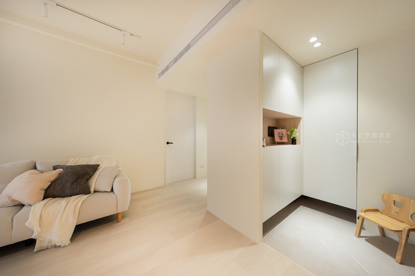 客廳與落塵區 | GU1124莫斯白橡 SPC地板 GU3105 卡拉拉白 SPC地板 | 明峻地板