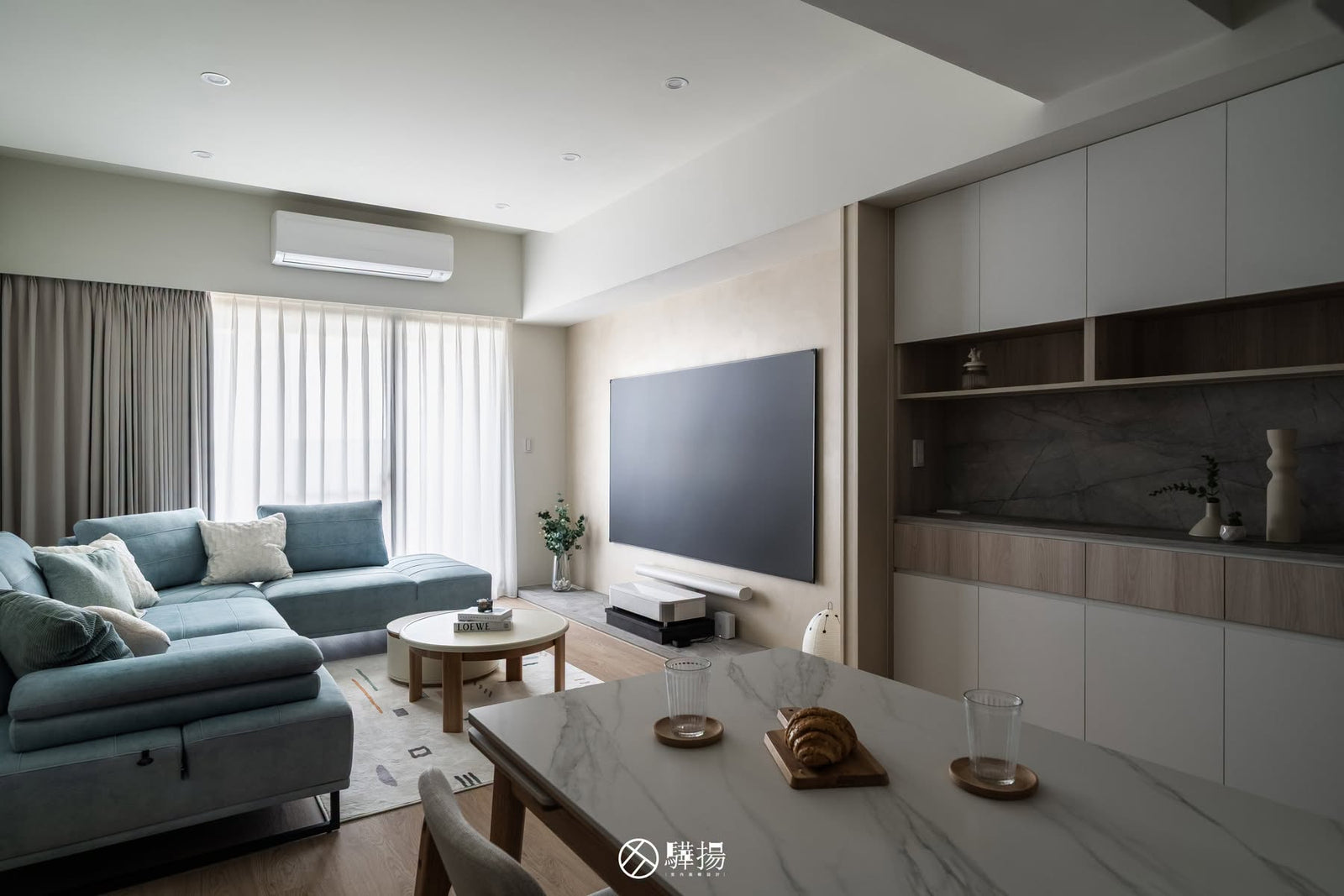 沙發望向電視牆與餐廳的客廳全景 | EL2974 馬泰拉白橡 超耐磨木地板 | 明峻地板