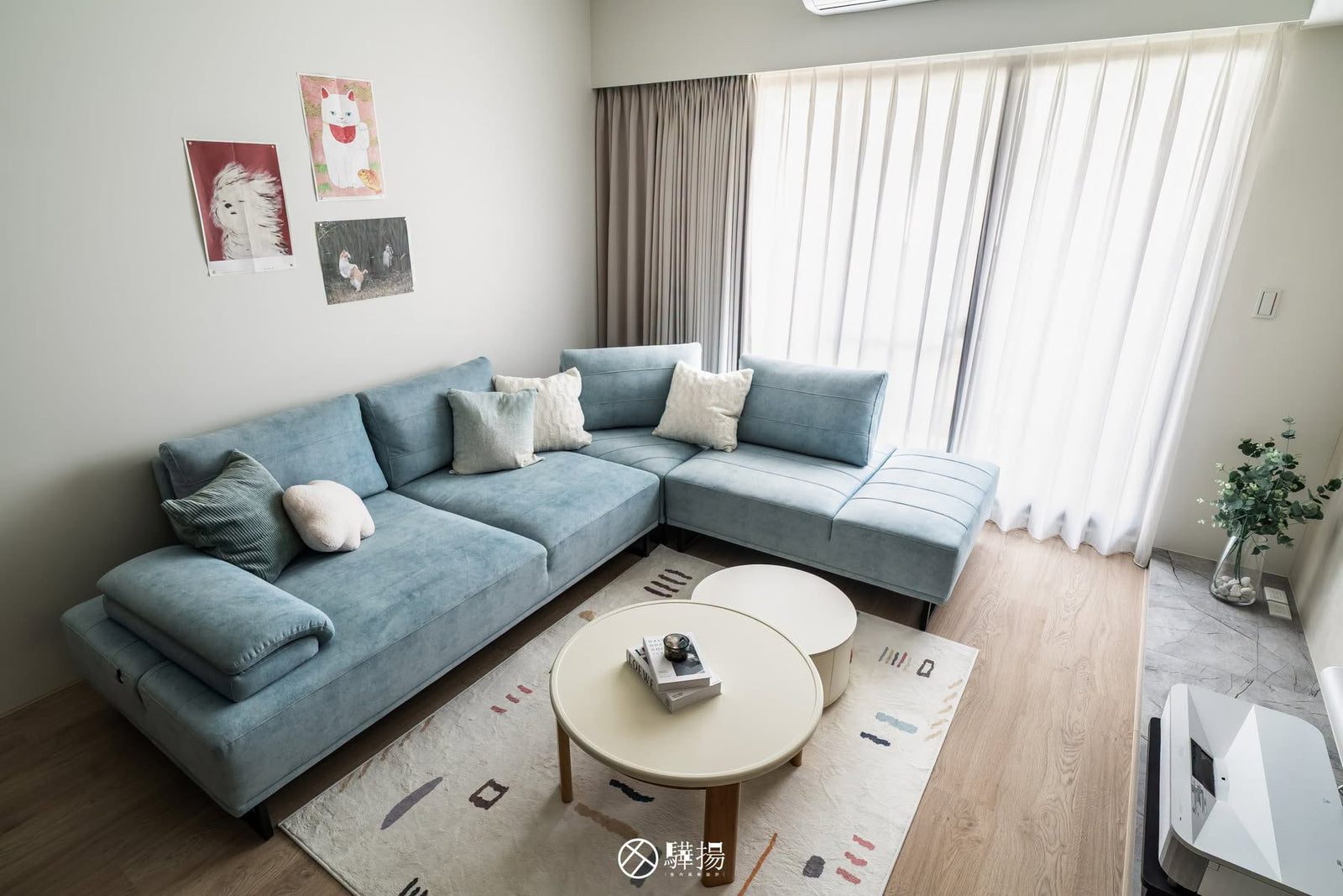 客廳沙發區俯視全景 | EL2974 馬泰拉白橡 超耐磨木地板 | 明峻地板