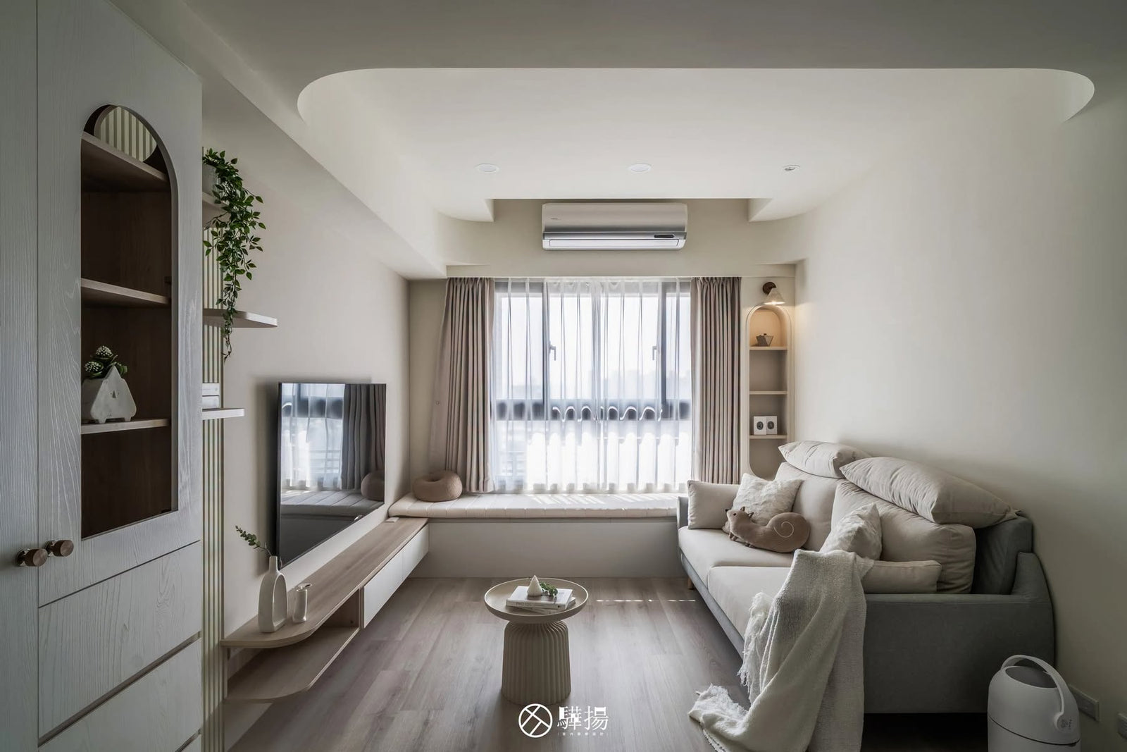 客廳電視牆、沙發與窗景全景 | EHL133 科爾皮諾白橡 超耐磨木地板 | 明峻地板