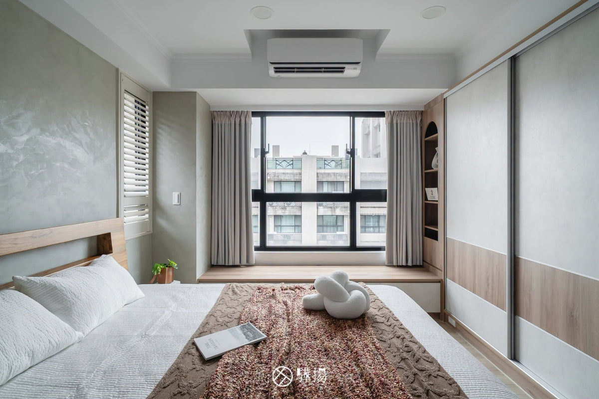 主臥床鋪、陽台窗與床側木地板 | EHL133 科爾皮諾白橡 超耐磨木地板 | 明峻地板