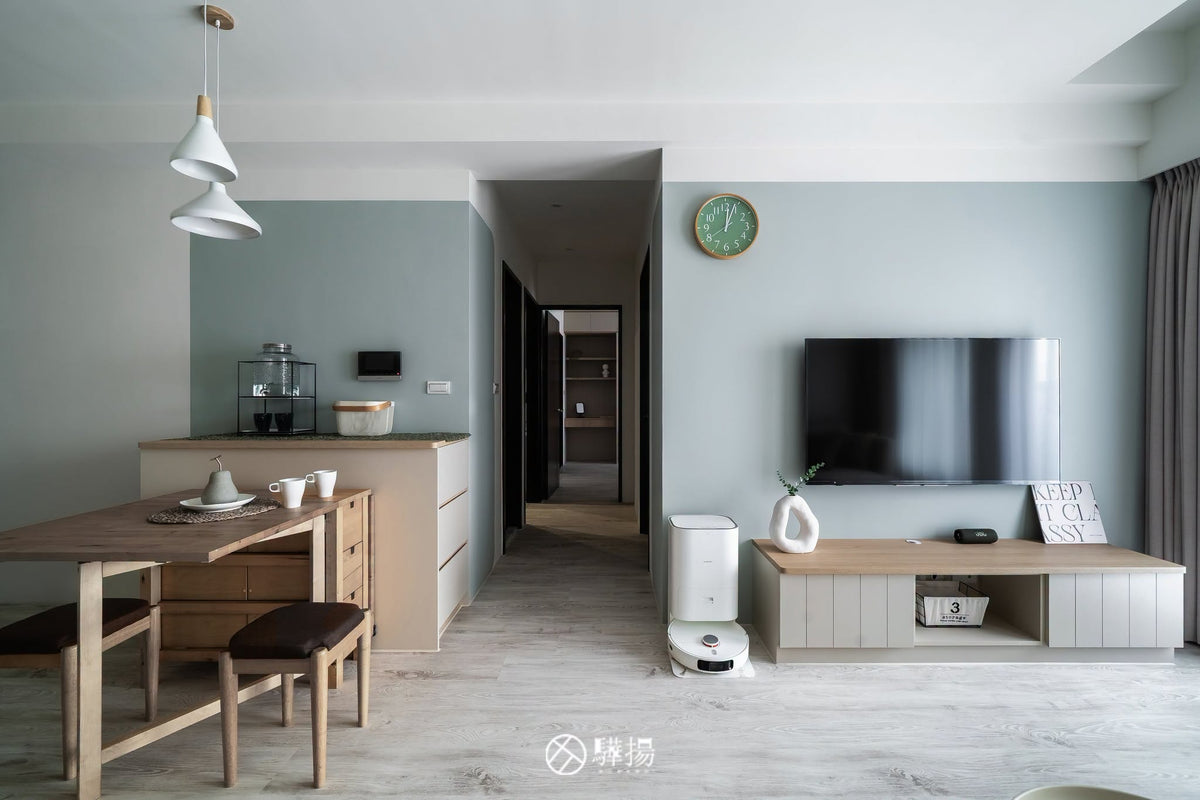 淡綠電視牆、木質餐桌與客餐廳正景 | EHL129 巴洛克白橡 超耐磨木地板 | 明峻地板