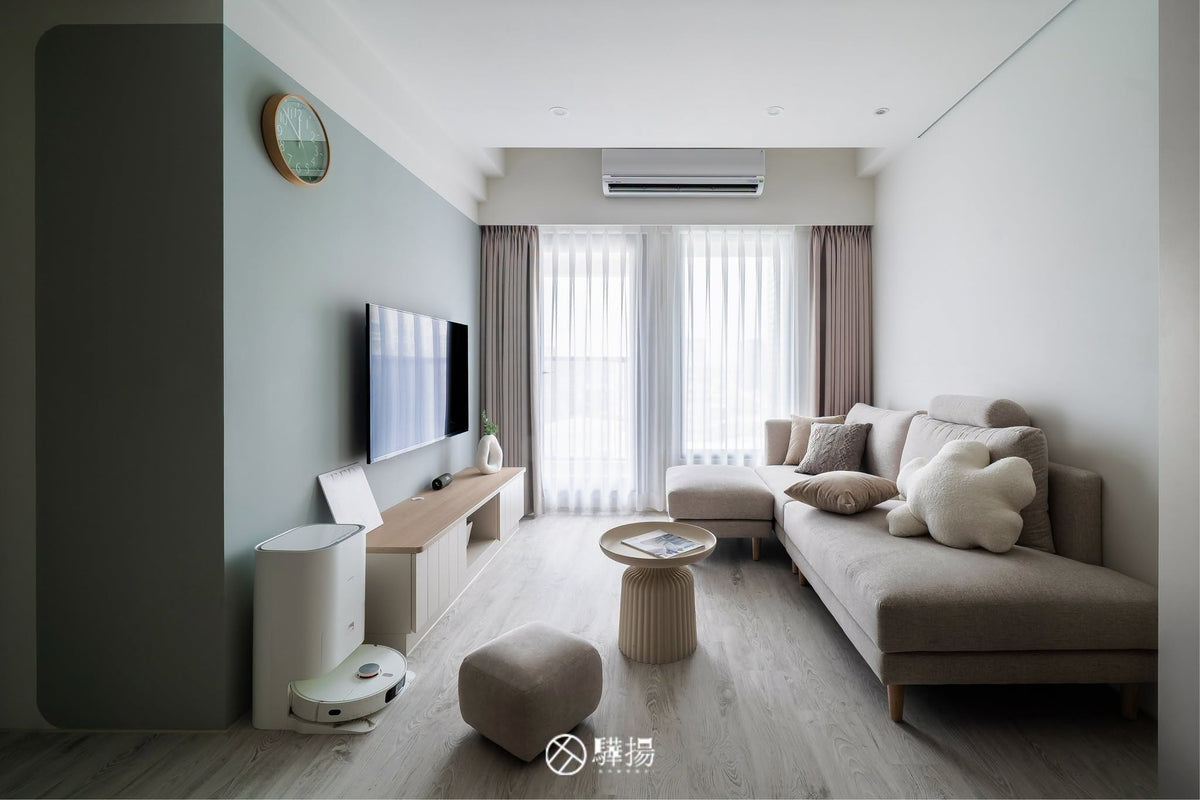 淡綠電視牆、沙發與窗邊木地板 | EHL129 巴洛克白橡 超耐磨木地板 | 明峻地板