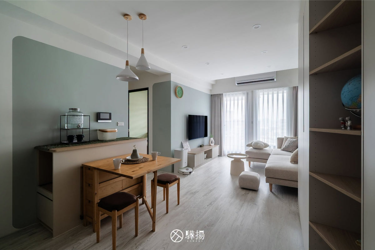 餐桌串聯客廳沙發與淡綠電視牆 | EHL129 巴洛克白橡 超耐磨木地板 | 明峻地板