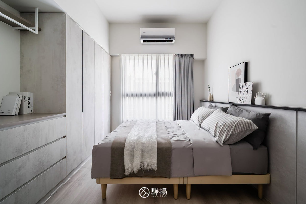 主臥床鋪、衣櫃與窗邊木地板 | EHL133 科爾皮諾白橡 超耐磨木地板 | 明峻地板