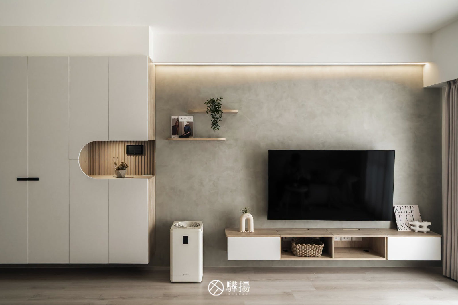 客廳電視牆與懸浮電視櫃正景 | EHL133 科爾皮諾白橡 超耐磨木地板 | 明峻地板