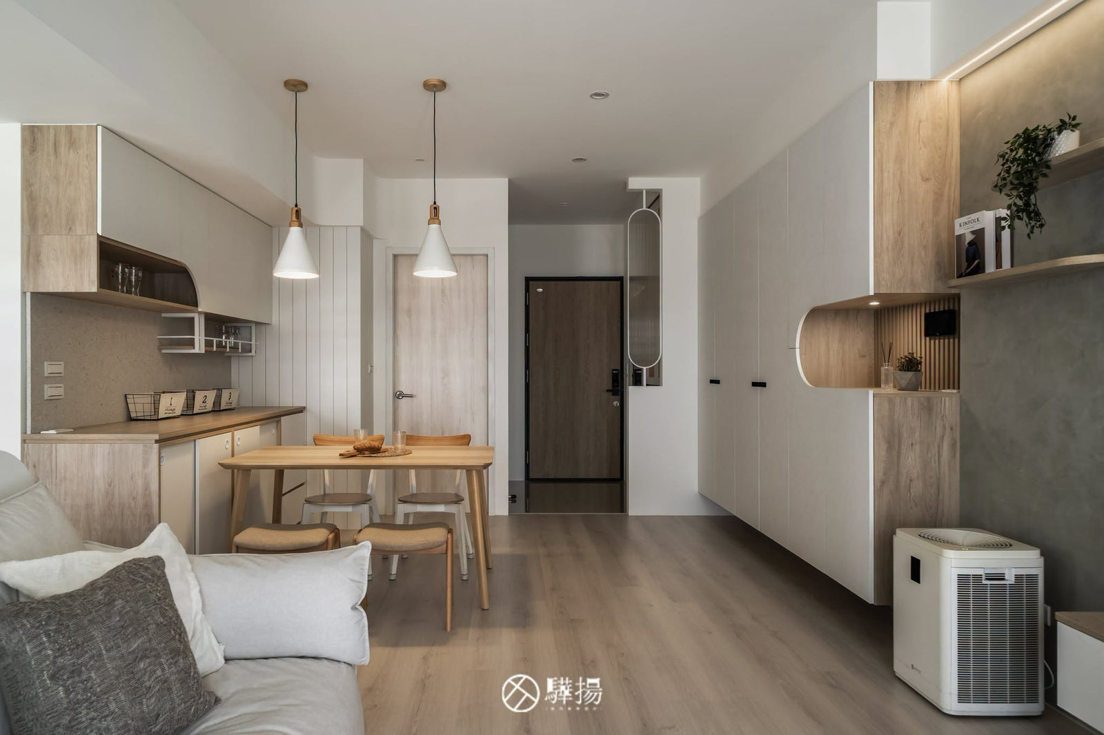 沙發望向餐廳與玄關全景 | EHL133 科爾皮諾白橡 超耐磨木地板 | 明峻地板