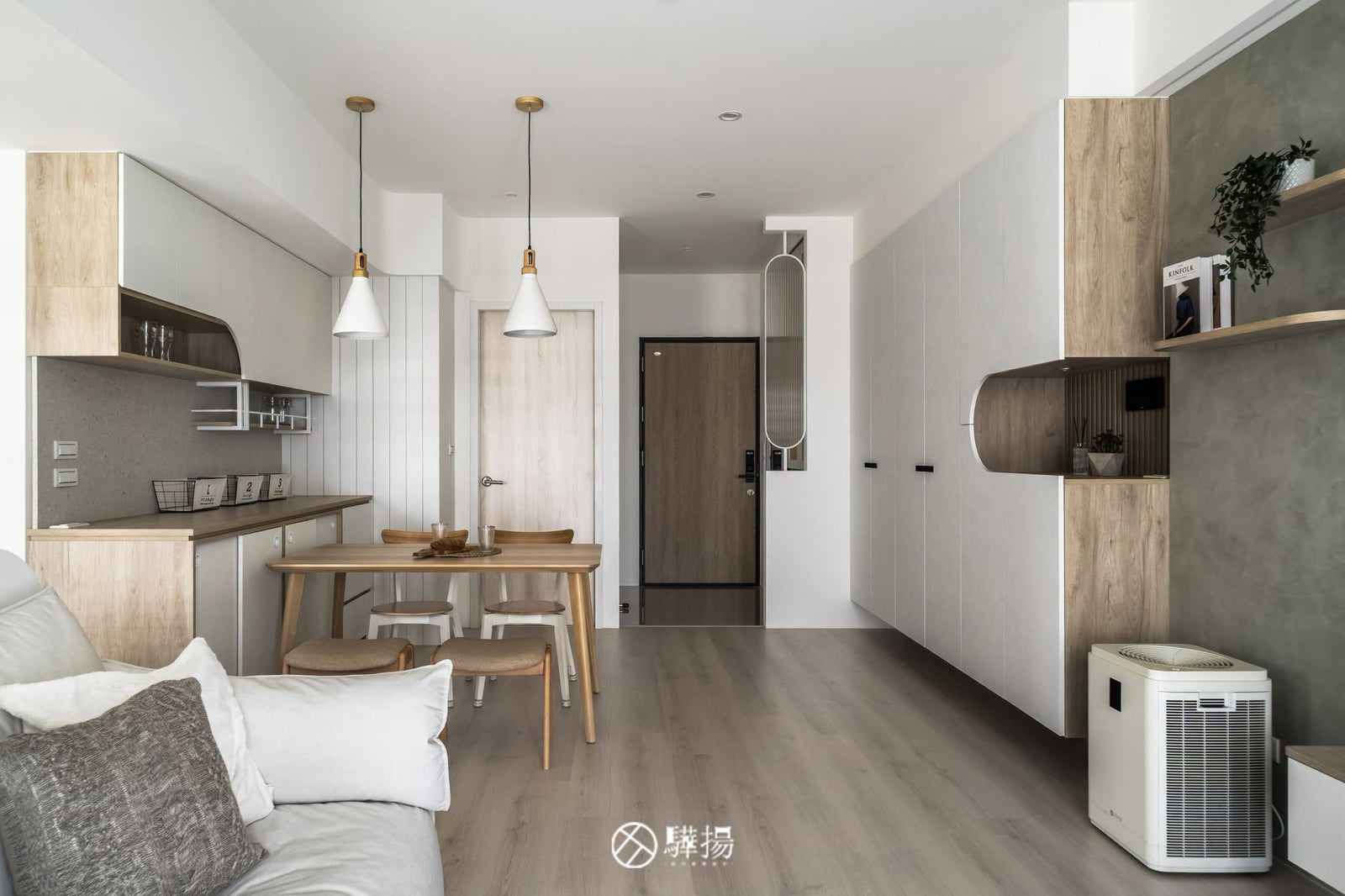 客廳望向餐桌與電視牆 | EHL133 科爾皮諾白橡 超耐磨木地板 | 明峻地板