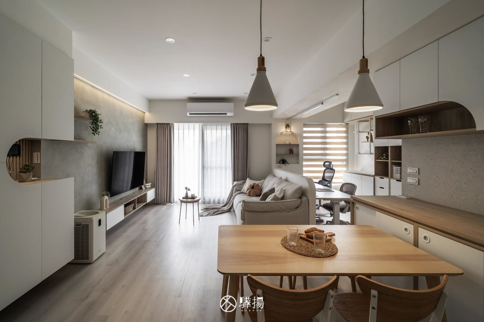 餐桌望向客廳與窗景 | EHL133 科爾皮諾白橡 超耐磨木地板 | 明峻地板