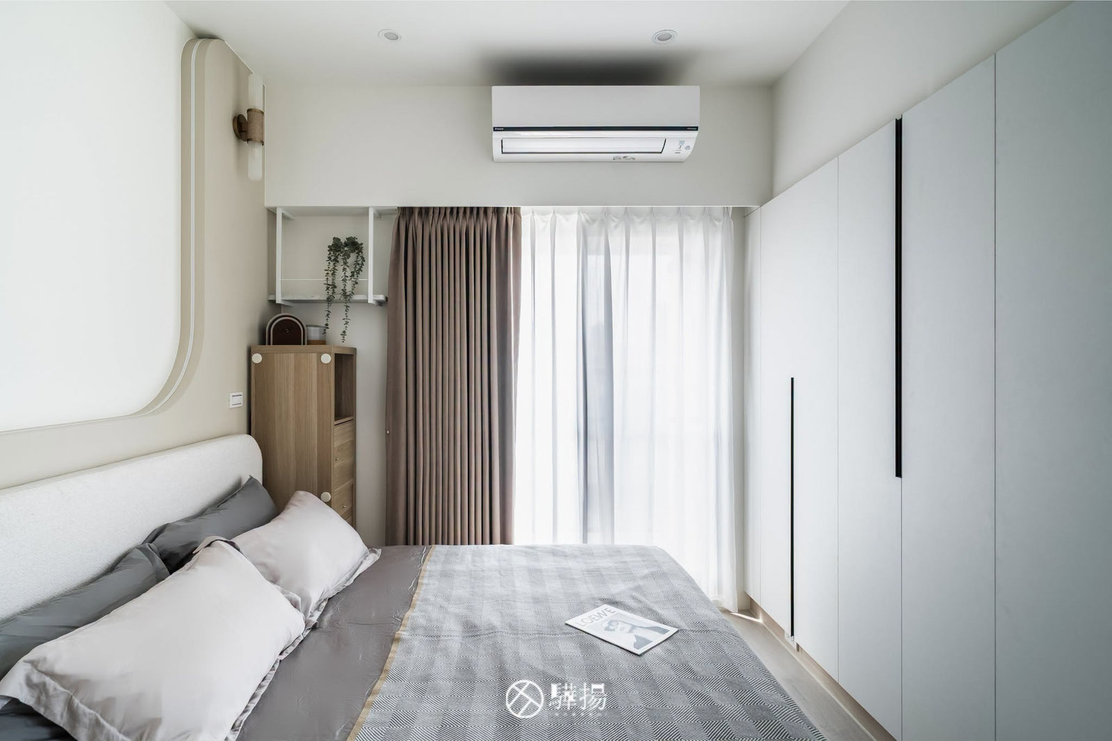 臥室床鋪、衣櫃與窗景 | EHL133 科爾皮諾白橡 超耐磨木地板 | 明峻地板