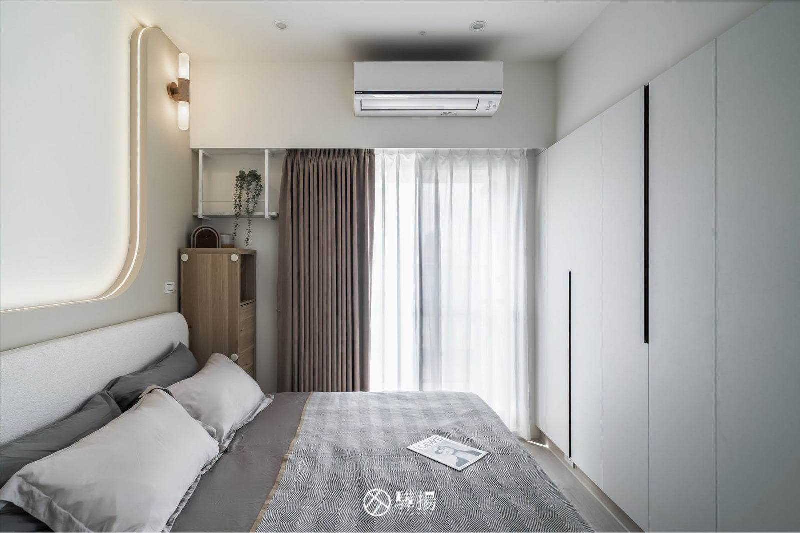 臥室床頭弧形造型與木地板 | EHL133 科爾皮諾白橡 超耐磨木地板 | 明峻地板