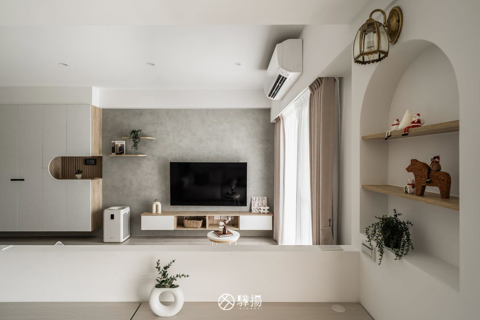 客廳圓弧層架、茶几與電視牆 | EHL133 科爾皮諾白橡 超耐磨木地板 | 明峻地板