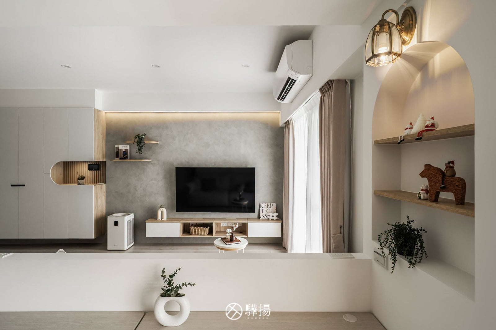 客廳沙發望向電視牆 | EHL133 科爾皮諾白橡 超耐磨木地板 | 明峻地板
