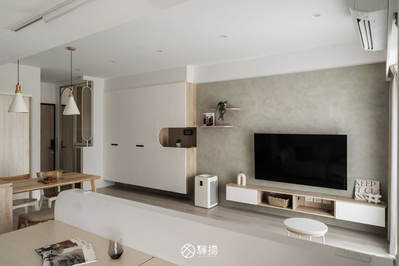 客廳與餐廳的完整公領域全景 | EHL133 科爾皮諾白橡 超耐磨木地板 | 明峻地板
