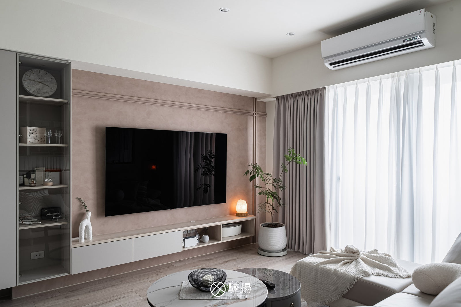 客廳電視牆與沙發 | EL2077 洛哈棕橡 木地板 | 明峻地板