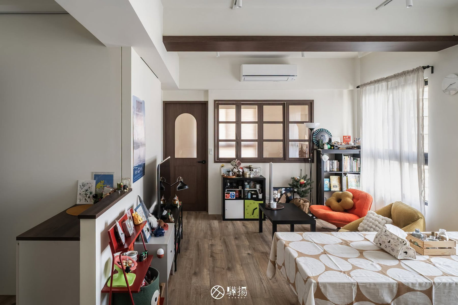客餐廳全景，木框玻璃拉門與深淺家具襯托棕色木地坪 | EL2077 洛哈棕橡 超耐磨木地板 | 明峻地板