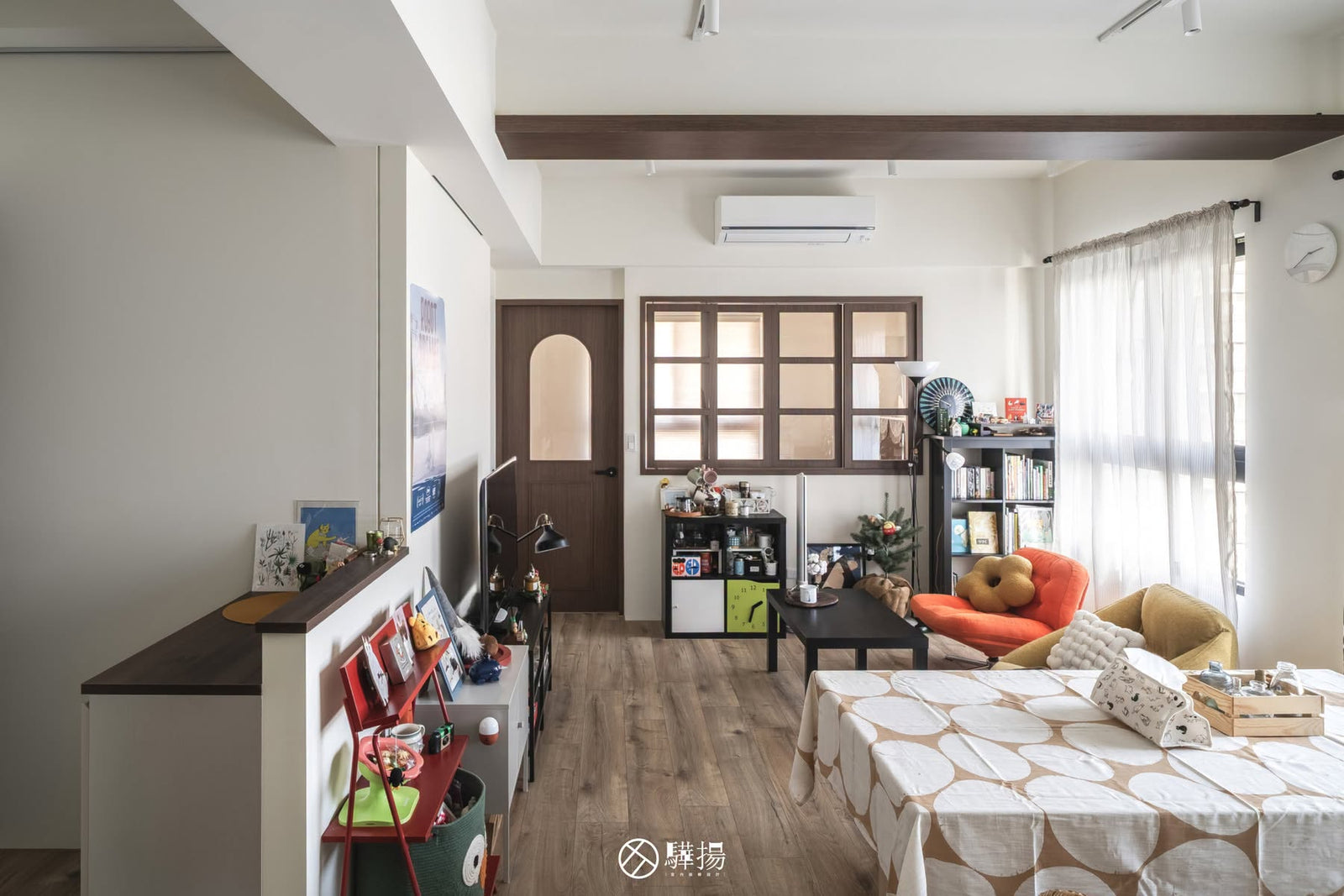 玄關望向客餐廳，灰色落塵區銜接暖棕木地板 | EL2077 洛哈棕橡 超耐磨木地板 | 明峻地板