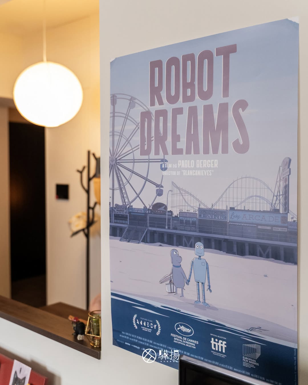 玄關端景的吊燈、掛衣架與 ROBOT DREAMS 海報 | 明峻地板