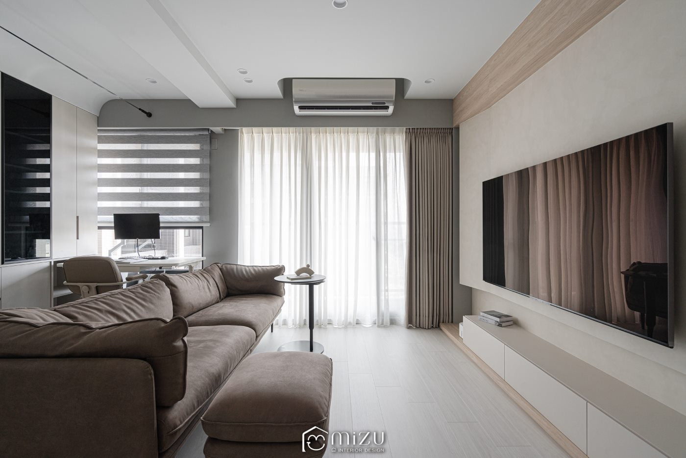 客廳及工作區全景，白色系木地板搭配淺灰色電視牆、淺灰窗簾以及淺米灰電視櫃 | EGGER EL1096 雪菲爾德白相思木 超耐磨木地板 | 明峻地板