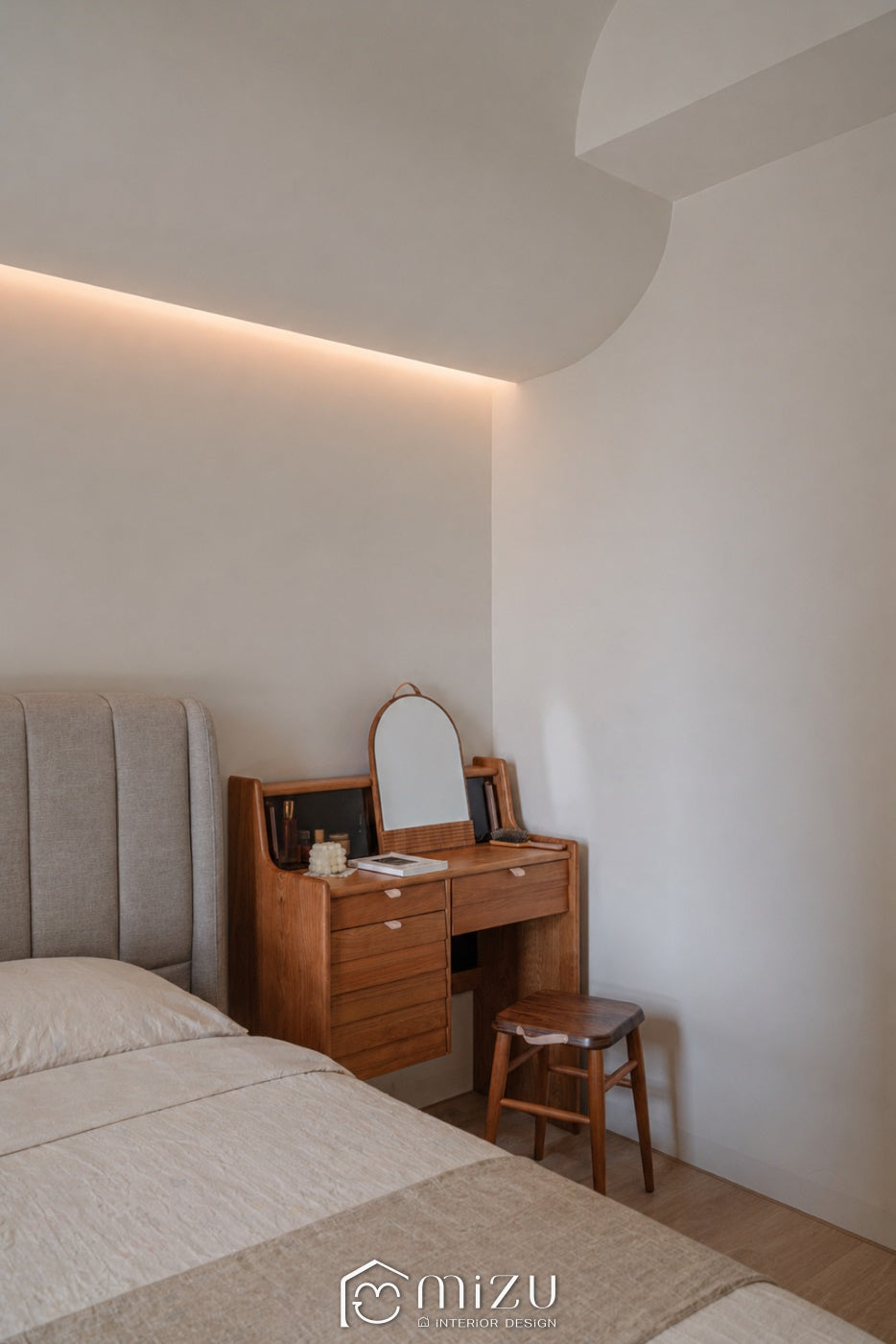 臥室，暖色系木地板搭配白牆、米灰色床架與紅木化妝桌 | GL6104 阿拉維淺橡 超耐磨木地板 | 明峻地板