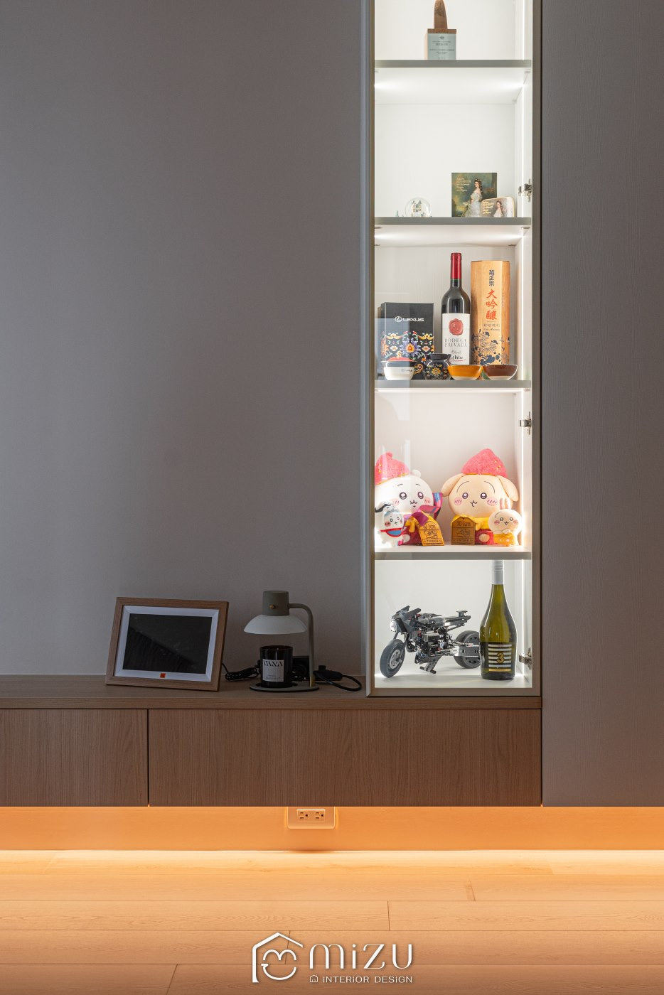 客廳展示櫃體展示吉伊卡哇的娃娃 | GL6104 阿拉維淺橡 超耐磨木地板 | 明峻地板