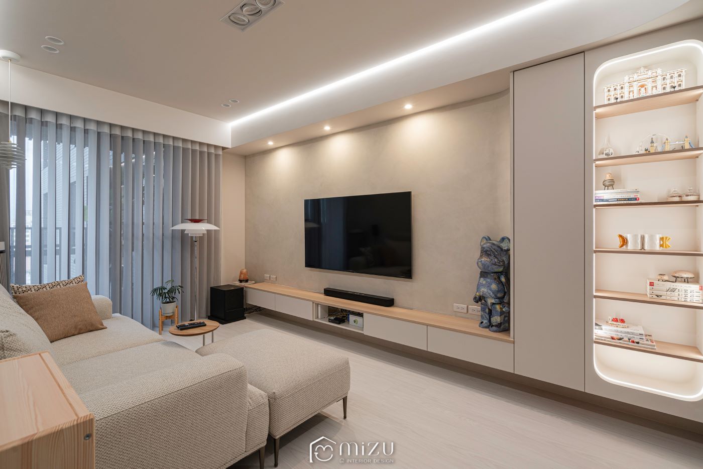 客廳電視牆與弧形展示櫃全景，米白沙發搭配淺木地坪 | GP7109 萊博淺橡 超耐磨木地板 | 明峻地板
