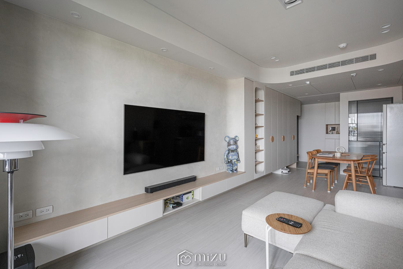 客廳電視牆望向餐廳，懸浮木質電視櫃搭配淺木地坪 | GP7109 萊博淺橡 超耐磨木地板 | 明峻地板