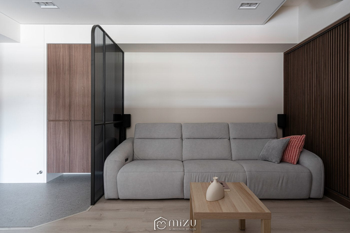 客廳沙發與落塵區玻璃屏風正面實景 | EHL133 科爾皮諾白橡 超耐磨木地板, GU3112 水磨石灰 SPC石塑地板 | 明峻地板