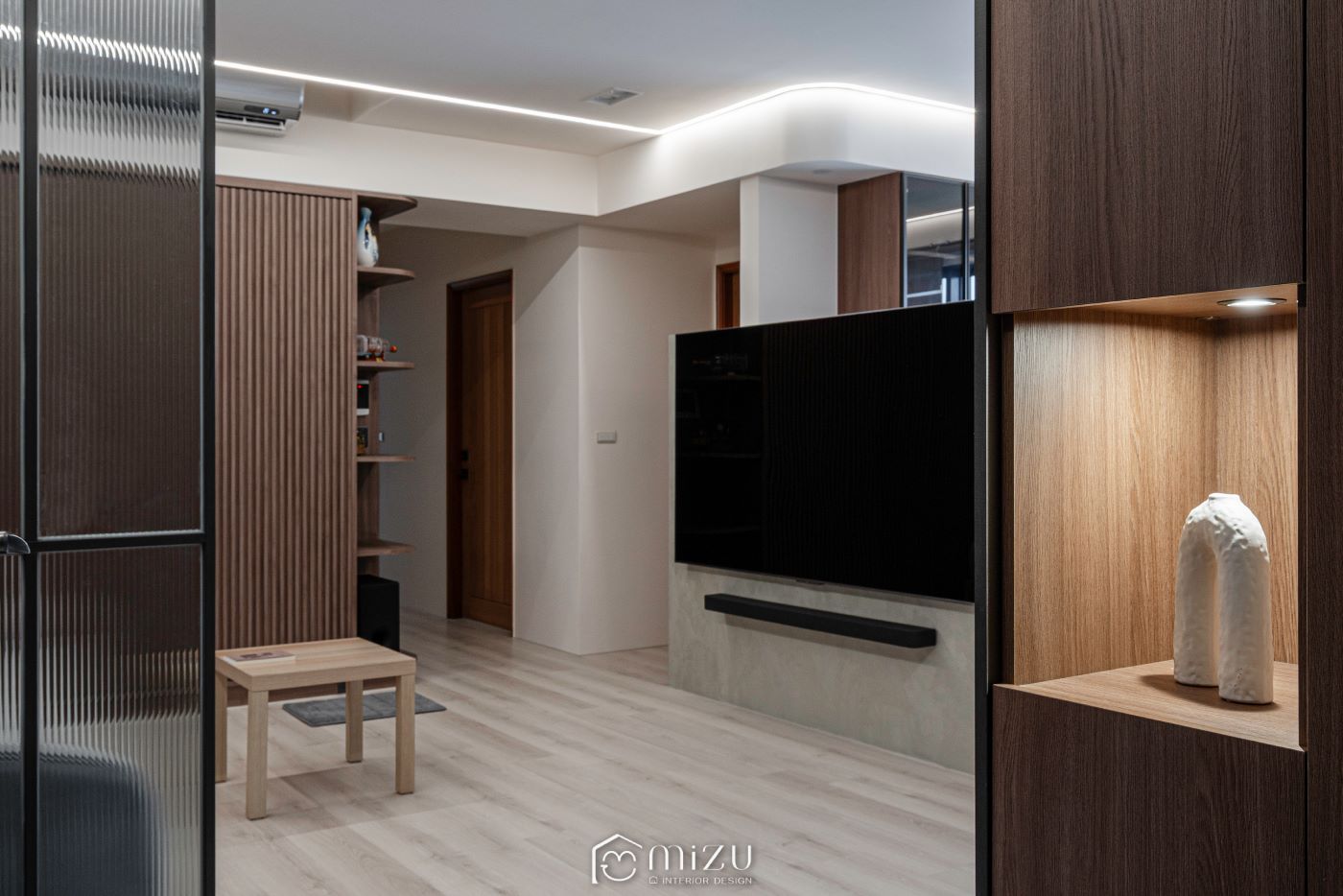 客廳電視牆、木格柵與展示櫃框景 | EHL133 科爾皮諾白橡 超耐磨木地板 | 明峻地板