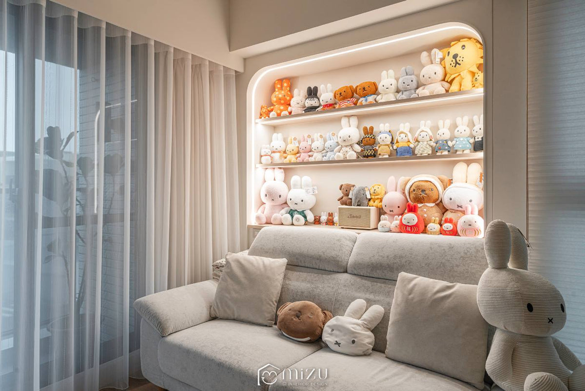 客廳灰色沙發與弧形燈光展示層架 | 明峻地板