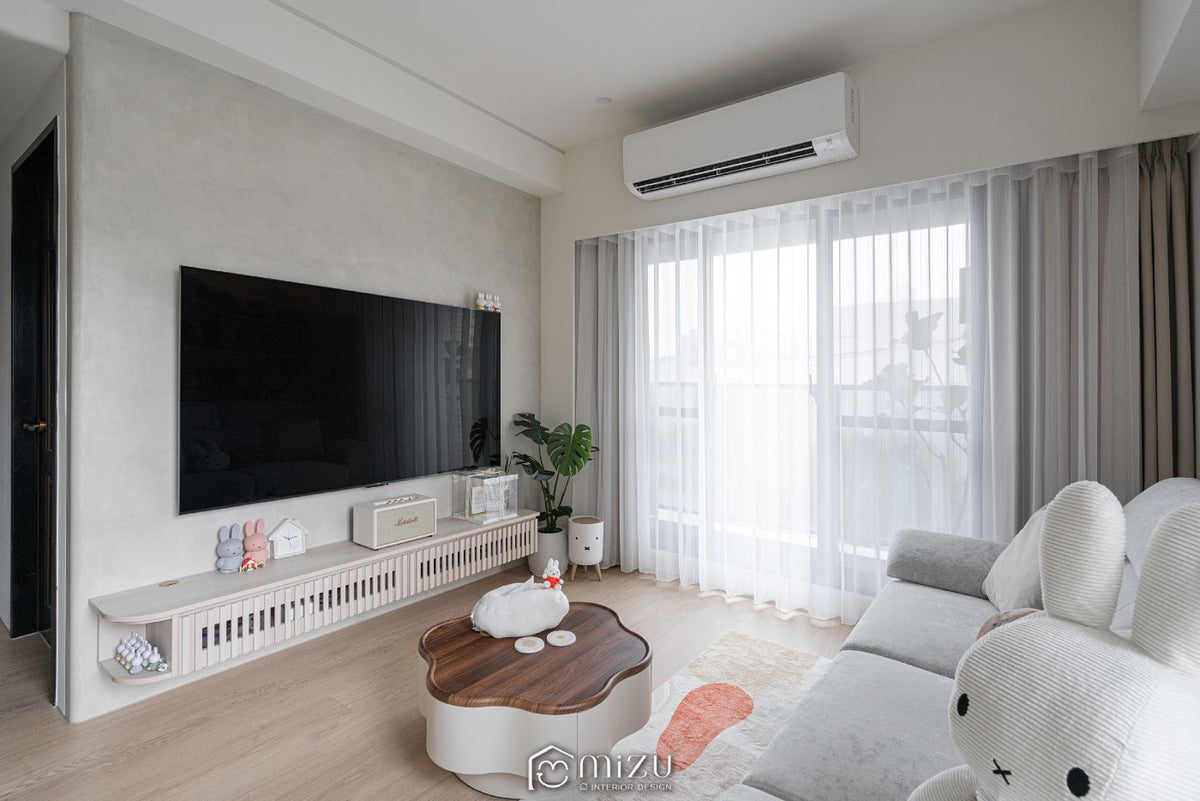 客廳電視牆與懸浮格柵電視櫃，淺木地坪延伸至窗邊 | EL2974 馬泰拉白橡 超耐磨木地板 | 明峻地板