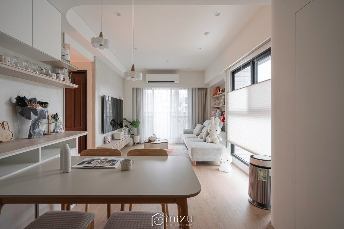 餐廳望向客廳全景，木質餐桌與淺木地坪延伸至落地窗 | EL2974 馬泰拉白橡 超耐磨木地板 | 明峻地板