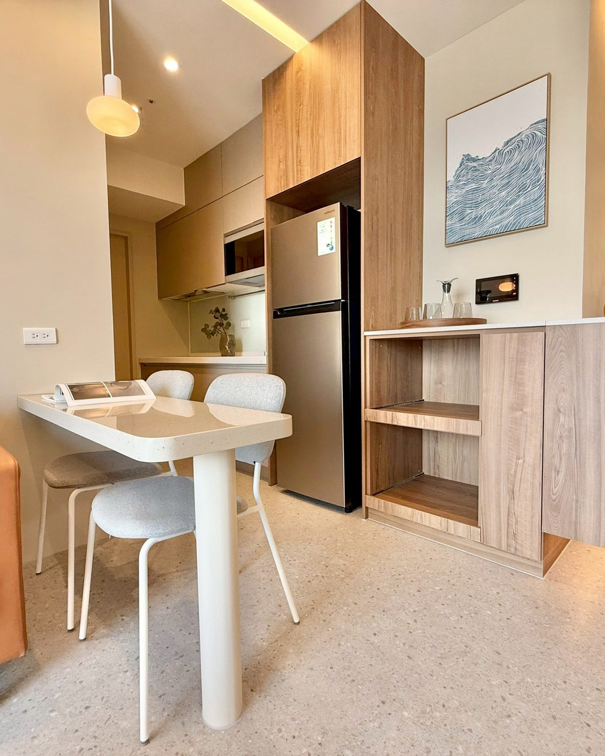 白色餐桌、木質餐邊櫃與開放式廚房 | GU3112 水磨石灰 SPC地板 | 明峻地板