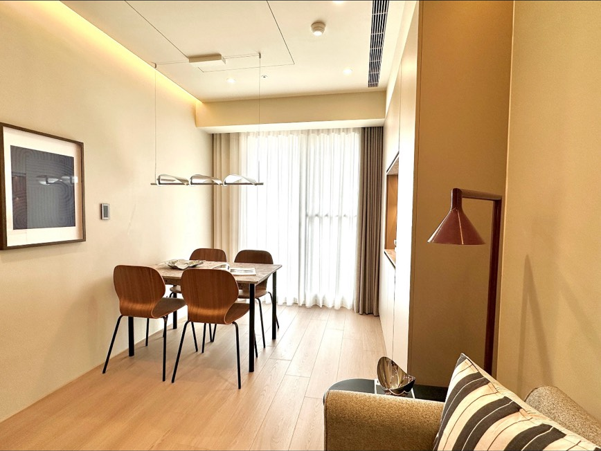 從客廳望向餐廳，木質餐椅與紅色立燈搭配窗邊採光 | GL6116 雷克雅灰橡 超耐磨木地板 | 明峻地板